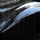 光沢を放つ車の表面